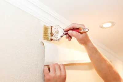 Pose de papier peint à la Brillanne — revêtements muraux et toiles de verre
